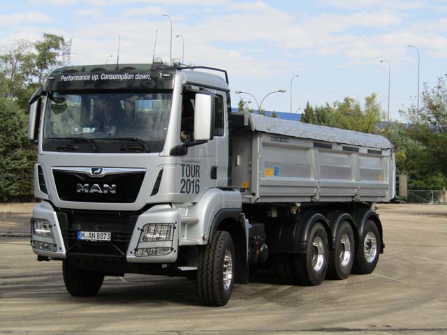 Nos sorprendió agradablemente la fina suspensión neumática de este dumper MAN TGS 8x4 de 500 CV.
